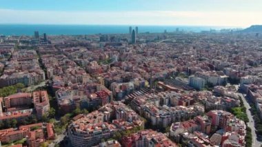 Güneşli bir günde Barcelona şehrinin gökyüzü manzarası, El Clot, Agbar Tower veya Torre Glories, Katalonya, İspanya