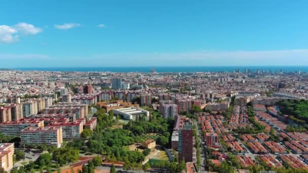 位于西班牙加泰罗尼亚的诺巴里斯是巴塞罗那自1984年以来正式划分的十个地区之一 在阳光灿烂的日子里俯瞰巴塞罗那市的天际线 — 图库视频影像