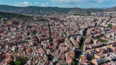 Barselona şehrinin ufuk çizgisi, güneşli bir günde Horta Guinardo ve Nou Barris bölgelerinin hava manzarası
