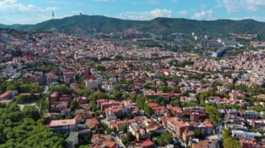 Barselona şehrinin ufuk çizgisi, güneşli bir günde Horta Guinardo ve Nou Barris bölgelerinin hava manzarası