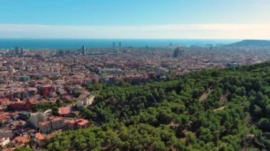 Güneşli bir günde Barcelona şehrinin gökyüzü manzarası, Katalonya, İspanya