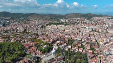 Güneşli bir günde Barselona şehrinin gökyüzü manzarası, Barcelona 'nın 1984 yılından beri resmi olarak bölündüğü on bölgeden biri olan Nou Barris, Katalonya, İspanya