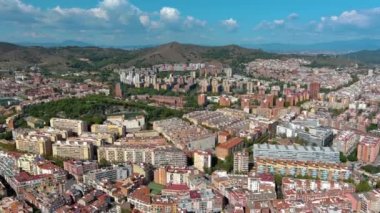 Güneşli bir günde Barselona şehrinin gökyüzü manzarası, Barcelona 'nın 1984 yılından beri resmi olarak bölündüğü on bölgeden biri olan Nou Barris, Katalonya, İspanya