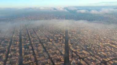 Bulutların ve sislerin üzerindeki Barcelona şehrinin hava manzarası, Barcelona 'nın tipik binaları, Eixample' ın ünlü yerleşim yerleri, çapraz caddeler, İspanya