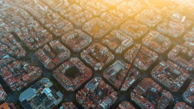 Bulutların ve sislerin üzerindeki Barselona Şehri, Barselona şehir manzarasının tipik binaları, Eixample yerleşim yeri ünlü şehir şebekesi, çapraz bulvar, İspanya