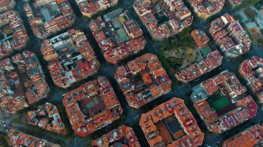 Bulutların ve sislerin üzerindeki Barselona Şehri, Barselona şehir manzarasının tipik binaları, Eixample yerleşim yeri ünlü şehir şebekesi, çapraz bulvar, İspanya