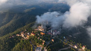 Barcelona, Hava Aracı Barcelona Tibidabo bulutların ve sisin üstünde, Sagrat Cor Tapınağı, Katalonya, İspanya