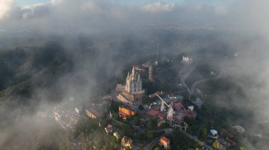 Barcelona, Hava Aracı Barcelona Tibidabo bulutların ve sisin üstünde, Sagrat Cor Tapınağı, Katalonya, İspanya