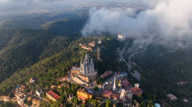 Barcelona, Hava Aracı Barcelona Tibidabo bulutların ve sisin üstünde, Sagrat Cor Tapınağı, Katalonya, İspanya