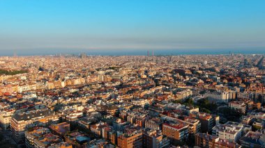 Barcelona şehrinin gökyüzü, Gracia ve Eixample yerleşim alanlarının günbatımında, Katalonya, İspanya