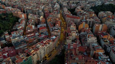 Barselona şehri alacakaranlıkta ufuk çizgisi, alacakaranlıkta Ronda del General Mitre 'nin hava manzarası, trafik, Katalonya, İspanya