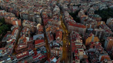 Barselona şehri alacakaranlıkta ufuk çizgisi, alacakaranlıkta Ronda del General Mitre 'nin hava manzarası, trafik, Katalonya, İspanya