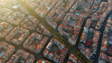 Barselona şehrinin ufuk çizgisi, hava manzarası. Gün batımında Eixample yerleşim bölgesi. Katalonya, İspanya. Tipik şehir sekizgen blokları olan şehir manzarası