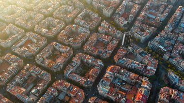 Barselona şehrinin ufuk çizgisi, hava manzarası. Gün batımında Eixample yerleşim bölgesi. Katalonya, İspanya. Tipik şehir sekizgen blokları olan şehir manzarası
