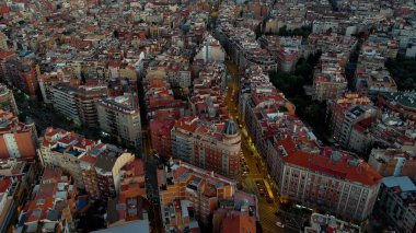 Barselona şehri alacakaranlıkta ufuk çizgisi, alacakaranlıkta Ronda del General Mitre 'nin hava manzarası, trafik, Katalonya, İspanya