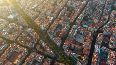 Barselona şehrinin ufuk çizgisi, hava manzarası. Gün batımında Eixample yerleşim bölgesi. Katalonya, İspanya. Tipik şehir sekizgen blokları olan şehir manzarası