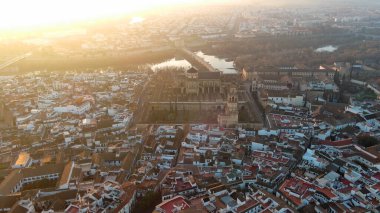 Cordoba Camii ve Guadalquivir Nehri üzerindeki Roma Köprüsü 'nün üstünden her ikisi de Endülüs, İspanya' da yer alır.