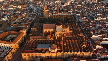 Cordoba Camii ve Guadalquivir Nehri üzerindeki Roma Köprüsü 'nün üstünden her ikisi de Endülüs, İspanya' da yer alır.
