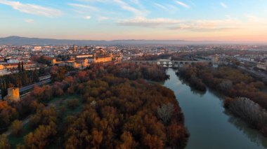Cordoba Camii ve Guadalquivir Nehri üzerindeki Roma Köprüsü 'nün üstünden her ikisi de Endülüs, İspanya' da yer alır.