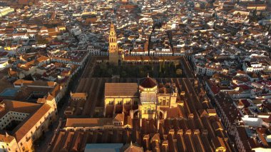 Cordoba Camii ve Guadalquivir Nehri üzerindeki Roma Köprüsü 'nün üstünden her ikisi de Endülüs, İspanya' da yer alır.