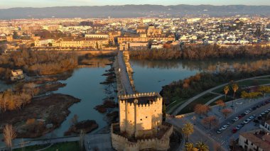 Cordoba Camii ve Guadalquivir Nehri üzerindeki Roma Köprüsü 'nün üstünden her ikisi de Endülüs, İspanya' da yer alır.