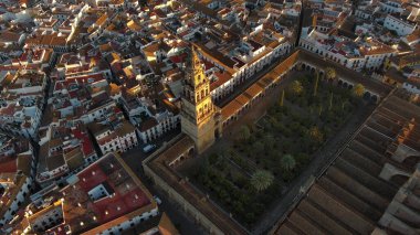Cordoba Camii ve Guadalquivir Nehri üzerindeki Roma Köprüsü 'nün üstünden her ikisi de Endülüs, İspanya' da yer alır.