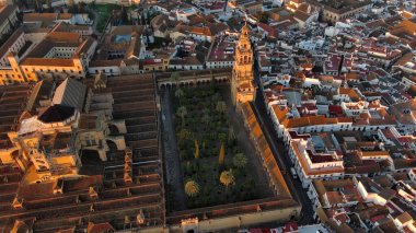 Cordoba Camii ve Guadalquivir Nehri üzerindeki Roma Köprüsü 'nün üstünden her ikisi de Endülüs, İspanya' da yer alır.