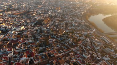 Gündoğumunda ufuk çizgisi olan Cordoba şehrinin hava manzarası, Endülüs, İspanya