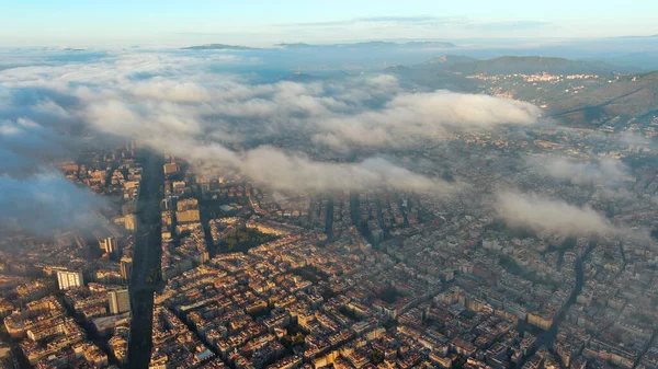 雲と霧の上のバルセロナ市の空中ビュー バルセロナの典型的な建物 例住宅有名な都市グリッド 斜めの通り スペイン — ストック写真