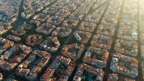 巴塞罗那市的天际线 空中景观 日落时的Eixample住宅区 加泰罗尼亚 西班牙具有典型城市八角形街区的城市景观 — 图库照片