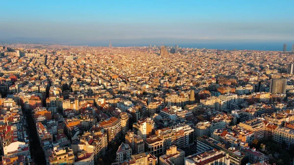 Flygfoto Över Barcelona Stadssiluett Gracia Och Eixample Bostadsnät Solnedgången Katalonien — Stockfoto