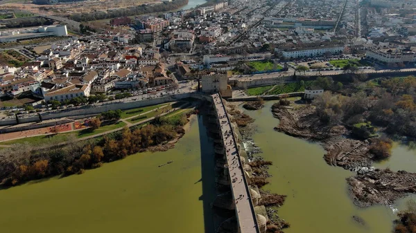 Estableciendo Vista Aérea Del Puente Romano Córdoba Puente Centro Histórico —  Fotos de Stock