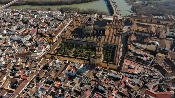 공중에서 로마의 코르도바의 모스크 대성당 역사적 과달키비르강 스페인 루시아 — 스톡 사진