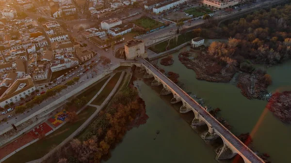 İspanya 'nın güneyindeki Endülüs, Cordoba' nın tarihi merkezinde bir köprü olan Cordoba 'nın Roma Köprüsü' nün Havadan Görünümü Çekimi