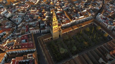 Cordoba Camii ve Guadalquivir Nehri üzerindeki Roma Köprüsü 'nün üstünden her ikisi de Endülüs, İspanya' da yer alır.