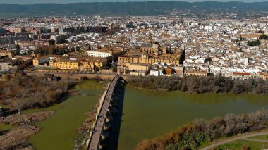 Cordoba Camii Katedrali, Roma köprüsü, Tarihi kasaba, Guadalquivir Nehri, Endülüs, İspanya