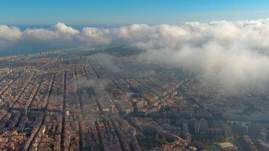 Bulutların ve sislerin üzerinde Barcelona Şehri, Basilica Sagrada Familia ve Eixample yerleşim alanlarının ünlü yerleşim bölgesi. Katalonya, İspanya