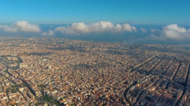 Bulutların ve sislerin üzerinde Barcelona Şehri, Basilica Sagrada Familia ve Eixample yerleşim alanlarının ünlü yerleşim bölgesi. Katalonya, İspanya