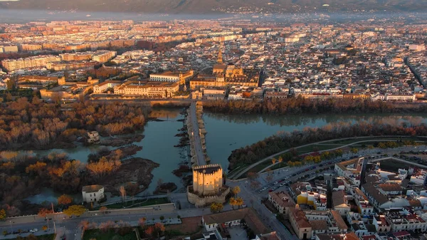 Cordoba Camii ve Guadalquivir Nehri üzerindeki Roma Köprüsü 'nün üstünden her ikisi de Endülüs, İspanya' da yer alır.