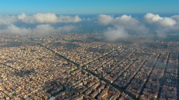 Bulutların ve sislerin üzerinde Barcelona Şehri, Basilica Sagrada Familia ve Eixample yerleşim alanlarının ünlü yerleşim bölgesi. Katalonya, İspanya