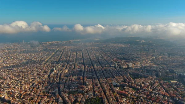 Flygdrönare Helikopter Barcelona City Ovanför Molnen Och Dimman Basilica Sagrada — Stockfoto