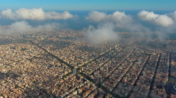 Avión Drone Helicóptero Barcelona Ciudad Por Encima Las Nubes Niebla — Foto de Stock