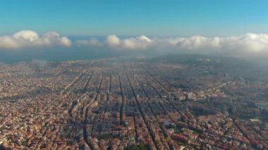 Hava Aracı Helikopteri Barcelona Bulutların ve sislerin üzerinde, Eixample yerleşim yeri ünlü şehir şebekesi. Katalonya, İspanya