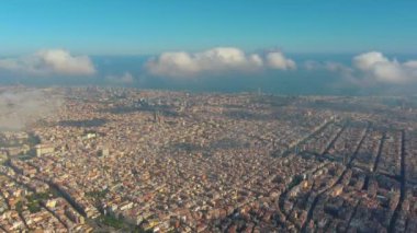 Bulutların ve sislerin üzerinde Barcelona Şehri, Basilica Sagrada Familia ve Eixample yerleşim alanlarının ünlü yerleşim bölgesi. Katalonya, İspanya