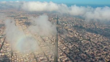 Bulutların ve sislerin üzerinde Barcelona Şehri, Basilica Sagrada Familia ve Eixample yerleşim alanlarının ünlü yerleşim bölgesi. Katalonya, İspanya