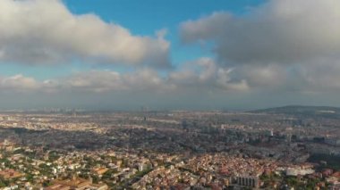Bulutların ve sislerin üzerinde Barselona City Skyline, Barselona 'nın tipik binaları. Eixample meskun meşhur şehir şebekesi. Katalonya, İspanya
