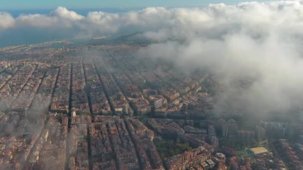 Вертолет Дрон Барселона Сити Над Облаками Туманом Жилой Район Eixample — стоковое видео