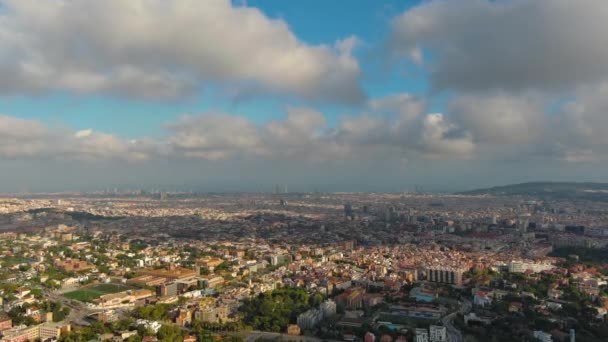 Skyline Barcelona City Над Облаками Туманом Типичные Здания Города Жилой — стоковое видео
