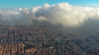 Hava Aracı Helikopteri Barcelona Bulutların ve sislerin üzerinde, Eixample yerleşim yeri ünlü şehir şebekesi. Katalonya, İspanya