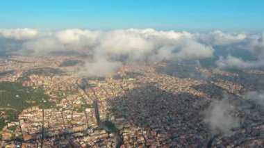Hava Aracı Helikopteri Barcelona Bulutların ve sislerin üzerinde, Eixample yerleşim yeri ünlü şehir şebekesi. Katalonya, İspanya